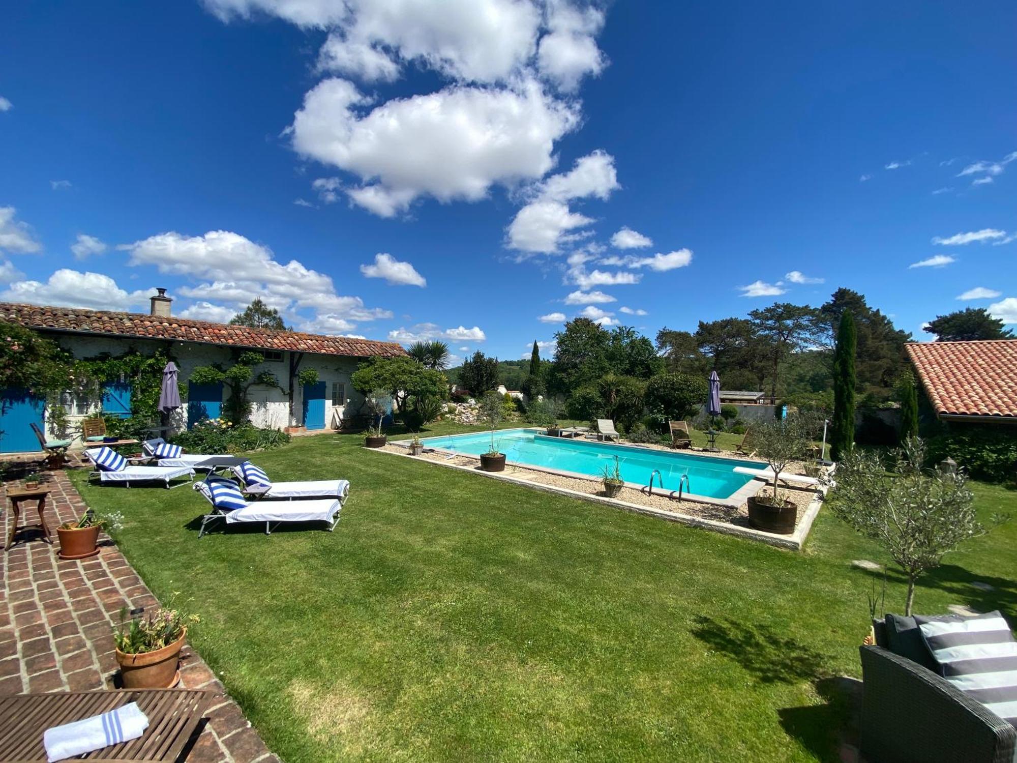 Bed and Breakfast Domaine Du Tafiart Sarron Экстерьер фото