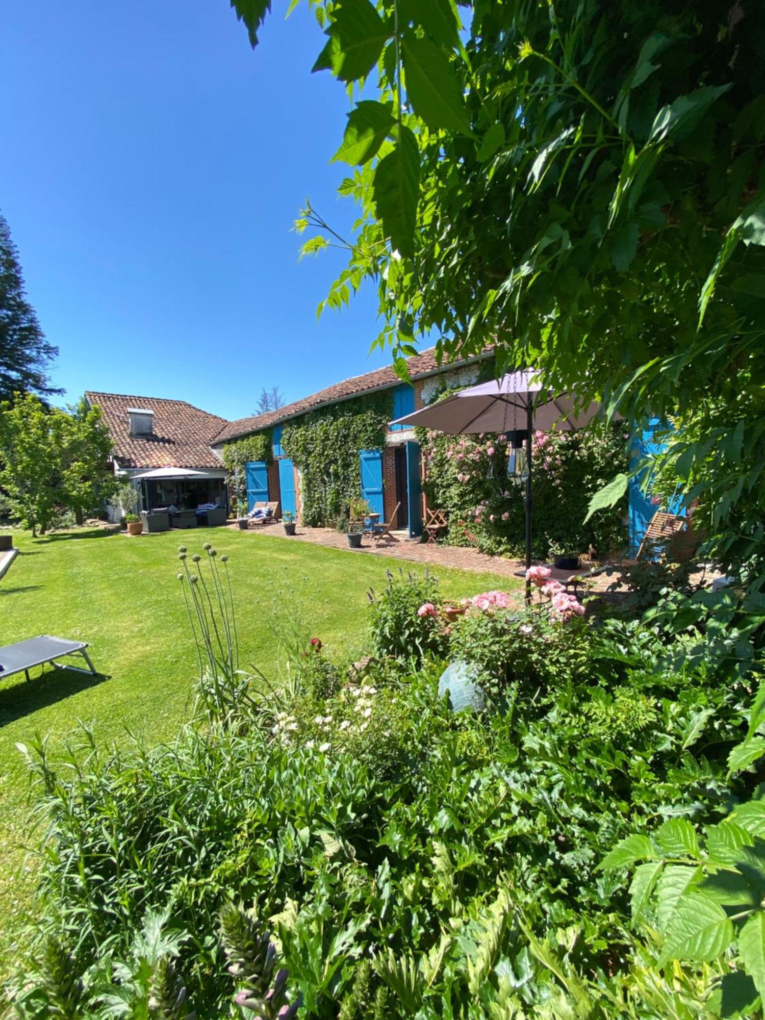 Bed and Breakfast Domaine Du Tafiart Sarron Экстерьер фото